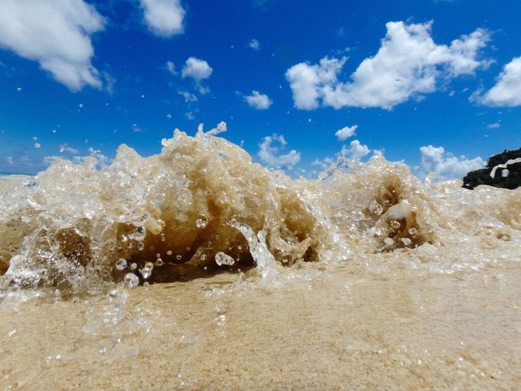 リゾートバイト、真夏の海、恋愛運あがるシーズンをイメージした画像です